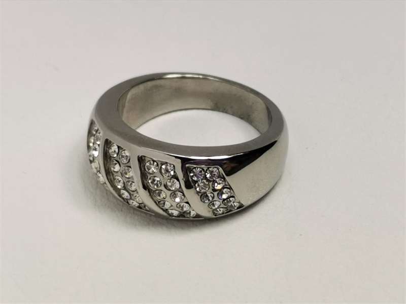 Prsten z chirurgické oceli se zirkony