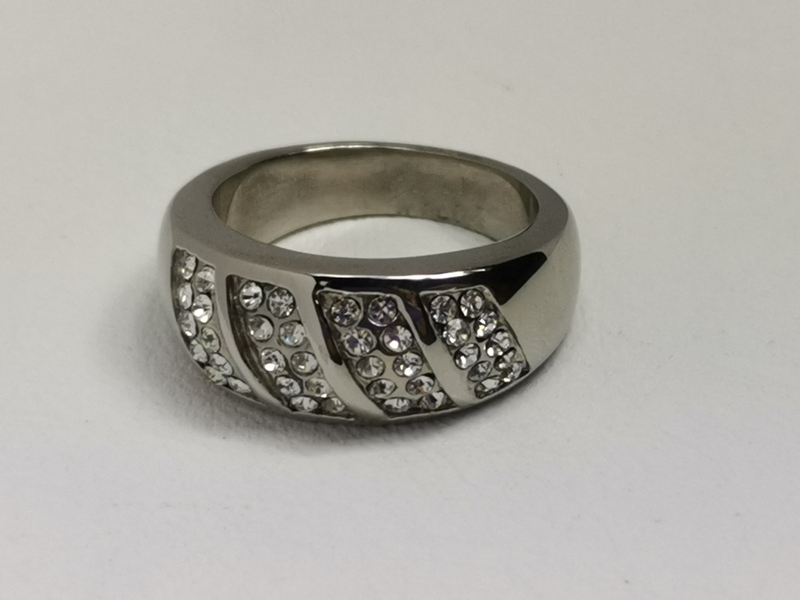 Prsten z chirurgické oceli se zirkony