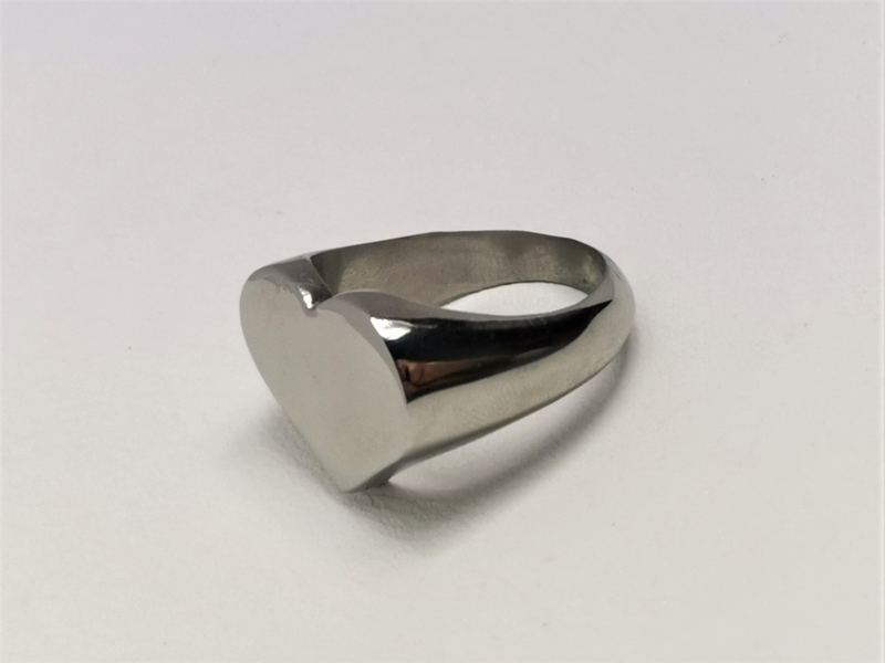 Prsten z chirurgické oceli ve tvaru srdce