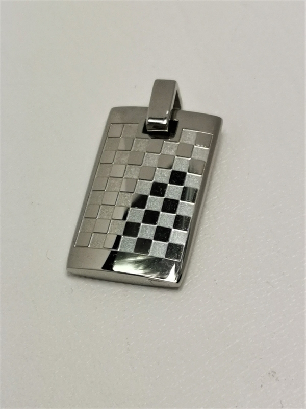 Přívěs z chirurgické oceli destička se šachovnicí