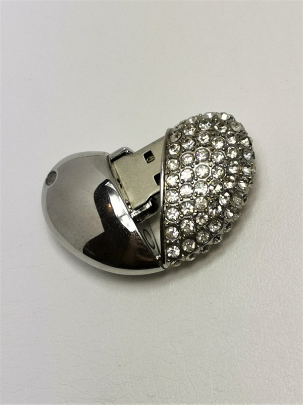 Přívěs z chirurgické oceli srdce se zikony, s USB flash diskem