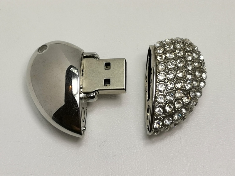 Přívěs z chirurgické oceli srdce se zikony, s USB flash diskem