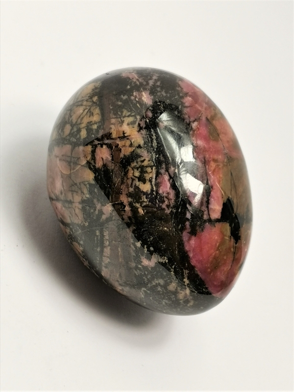 Opracovaný kámen do tvaru vejce, rodonit