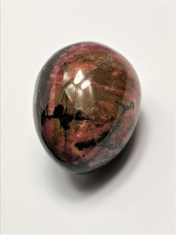 Opracovaný kámen do tvaru vejce, rodonit