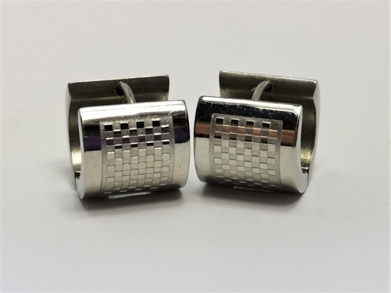 Naušnice z chirurgické oceli kruhy se šachovnicí