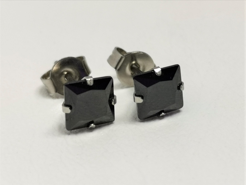 Naušnice pecky z chirurgické oceli s černým kamenem