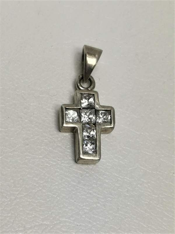 Stříbrný přívěs kříž se zirkony
