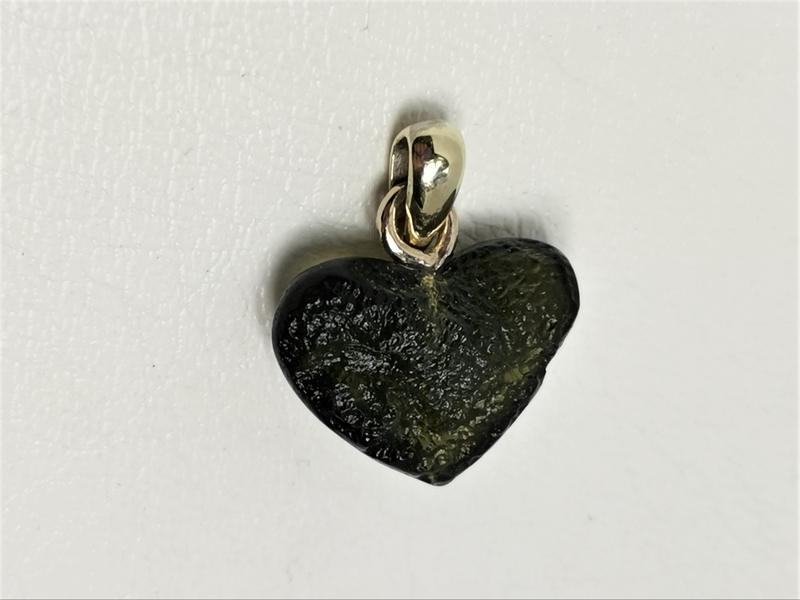 Vltavínový přívěs ve tvaru srdce se závěsem ze žlutého zlata