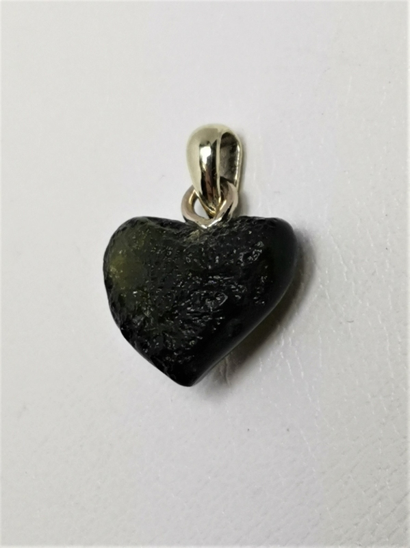 Vltavínový přívěs ve tvaru srdce se závěsem ze žlutého zlata