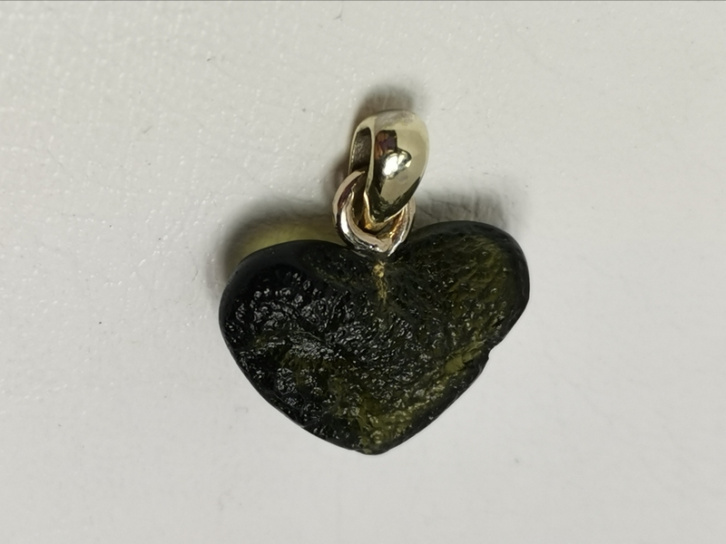 Vltavínový přívěs ve tvaru srdce se závěsem ze žlutého zlata