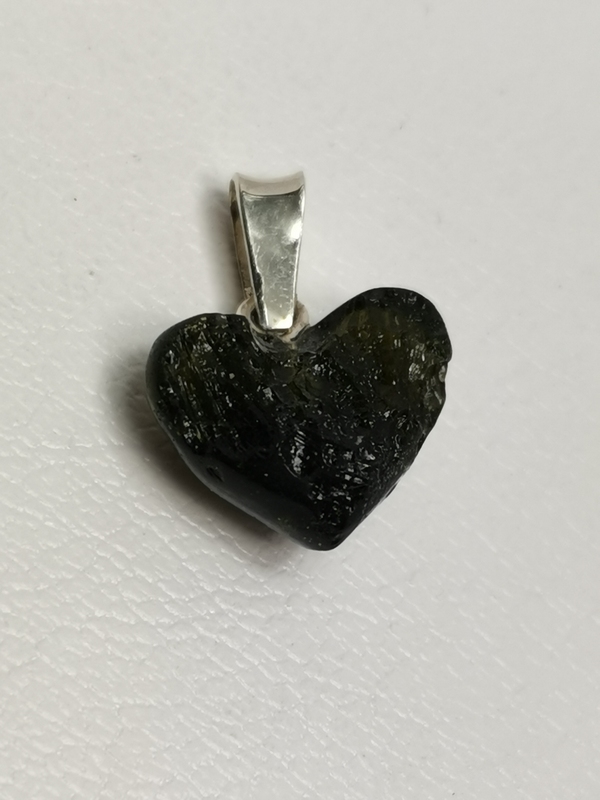 Vltavínový přívěs ve tvaru srdce se závěsem ze stříbra