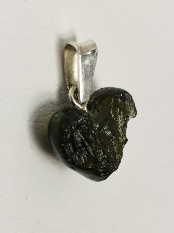 Vltavínový přívěs ve tvaru srdce se závěsem ze stříbra
