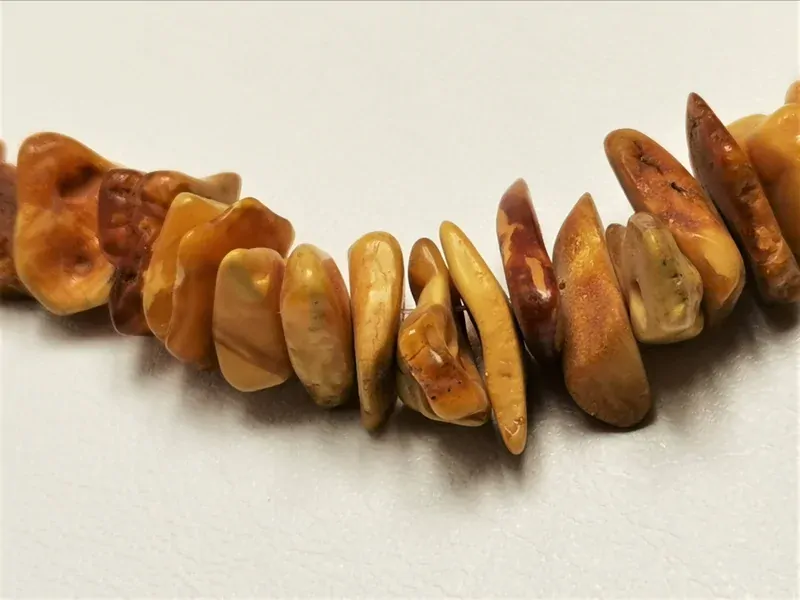 Náhrdelník z jantaru medové barvy