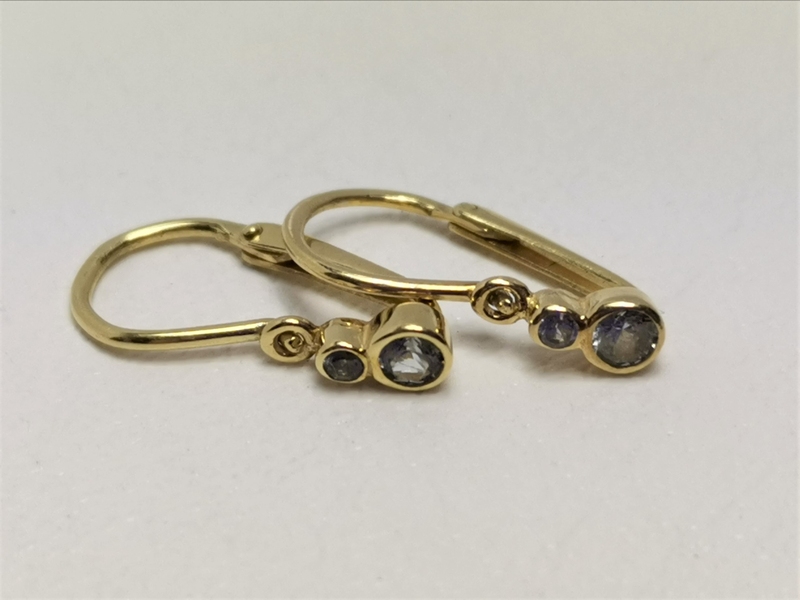 Zlaté dětské naušnice s bílými kamínky