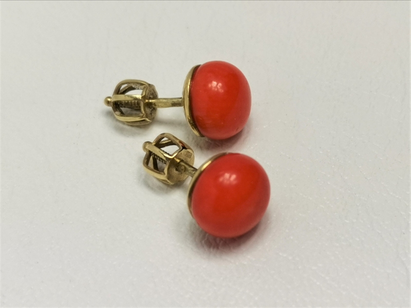 Zlaté naušnice s mořským korálem