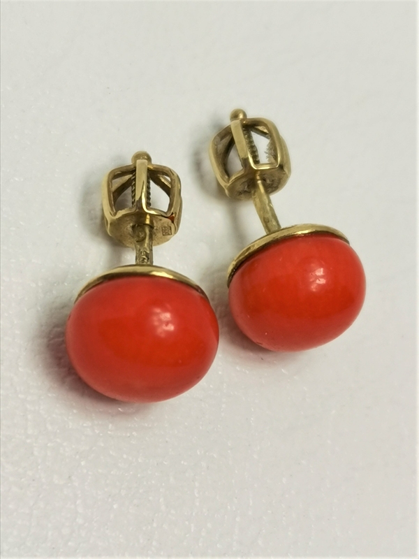 Zlaté naušnice s mořským korálem