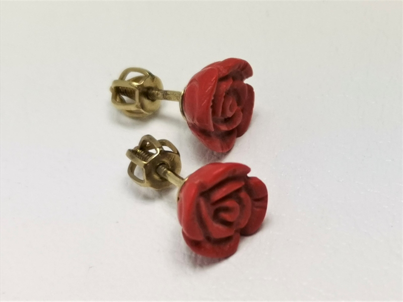 Zlaté naušnice růže vyřezané z korálu