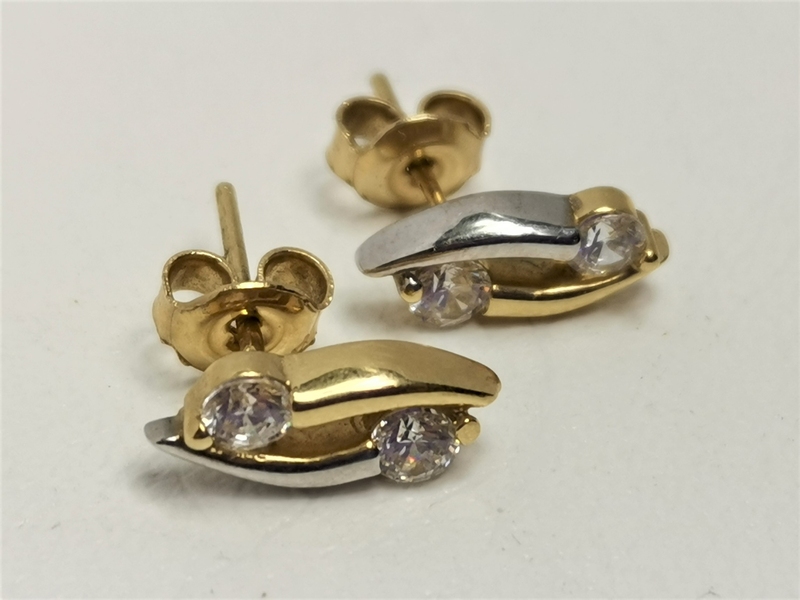 Zlaté naušnice se dvěma zirkony, kombinace bílého a žlutého zlata