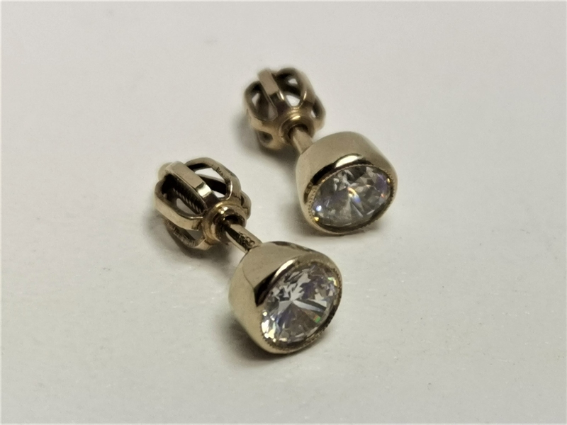 Zlaté naušnice z bílého zlata s bílými zirkony na šroubek