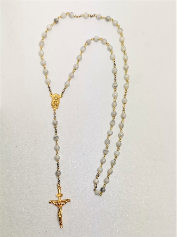 Růženec z přírodního kamene, howlit