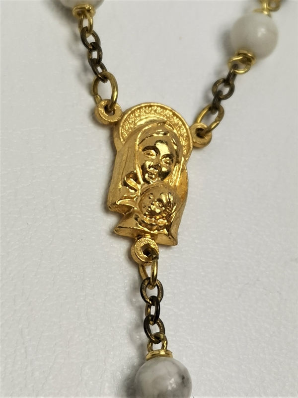 Růženec z přírodního kamene, howlit