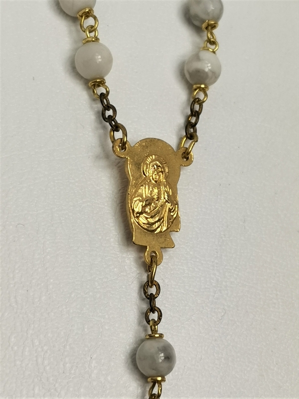 Růženec z přírodního kamene, howlit