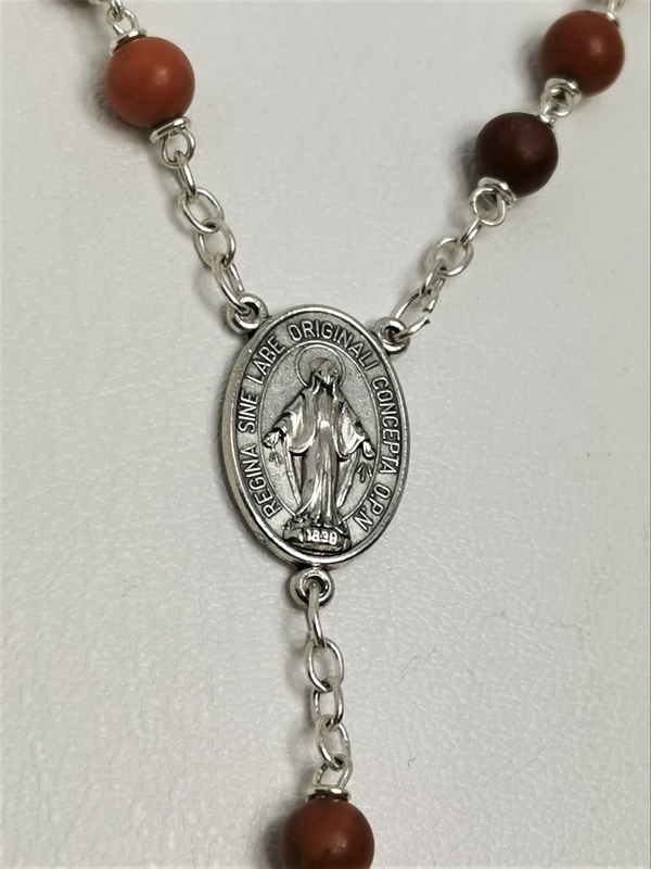 Růženec z přírodního kamene, červeného malachitu