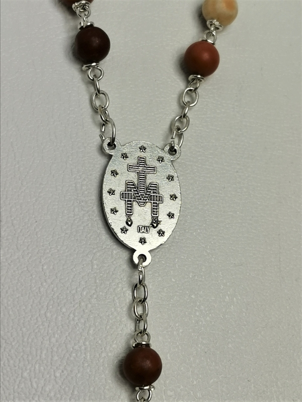 Růženec z přírodního kamene, červeného malachitu