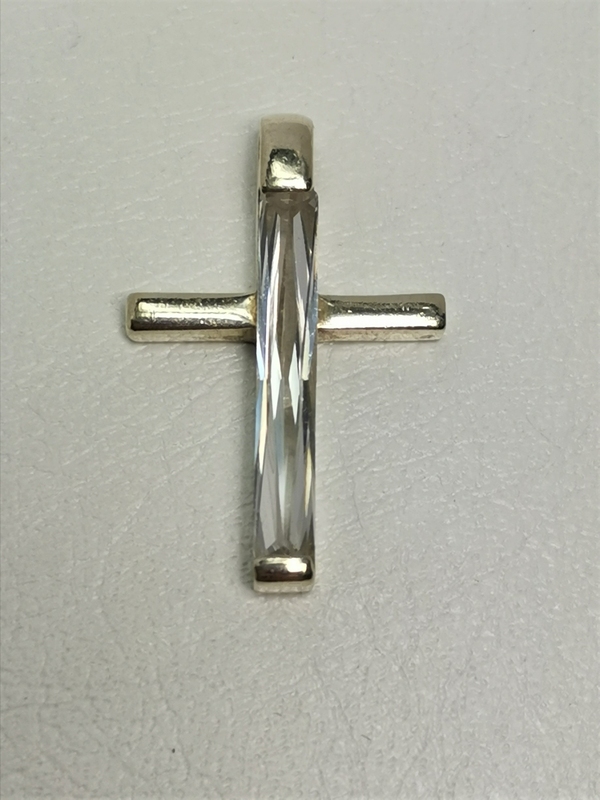 Stříbrný přívěsek kříž s křišťálem