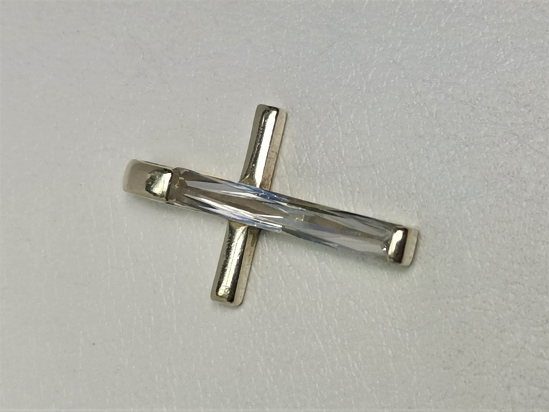 Stříbrný přívěsek kříž s křišťálem