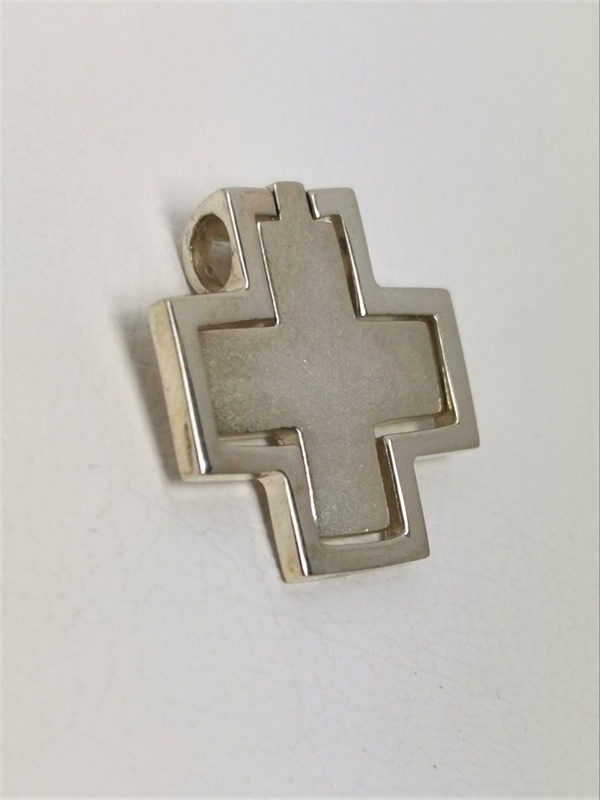 Stříbrný přívěsek kříž rovnoramenný