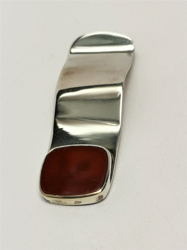 Stříbrný přívěs s karneolem