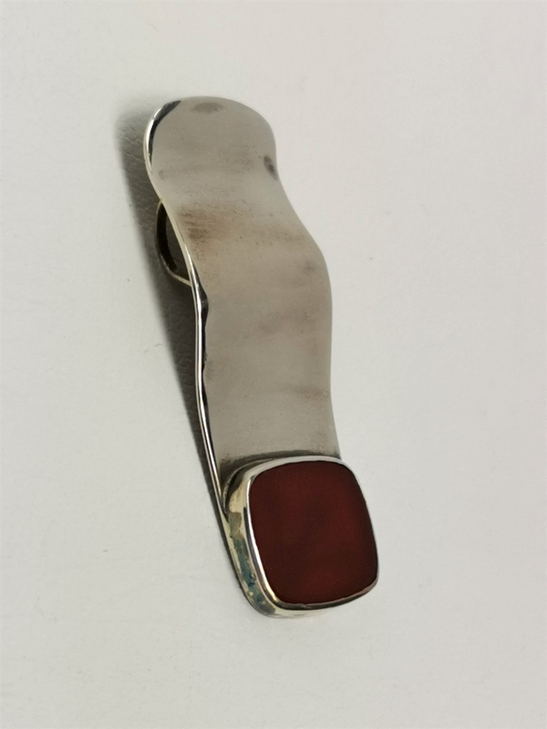 Stříbrný přívěs s karneolem