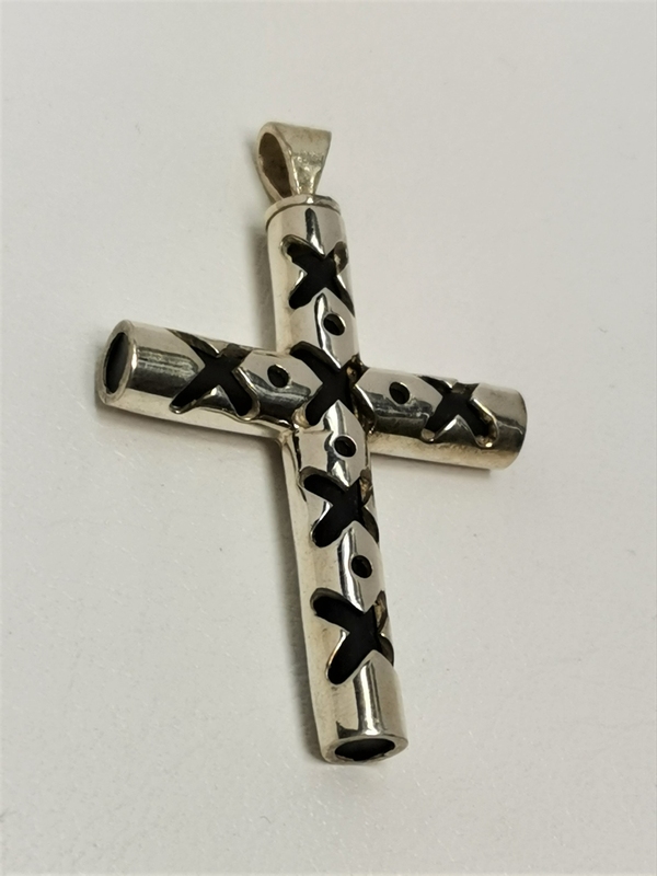Stříbrný přívěsek kříž