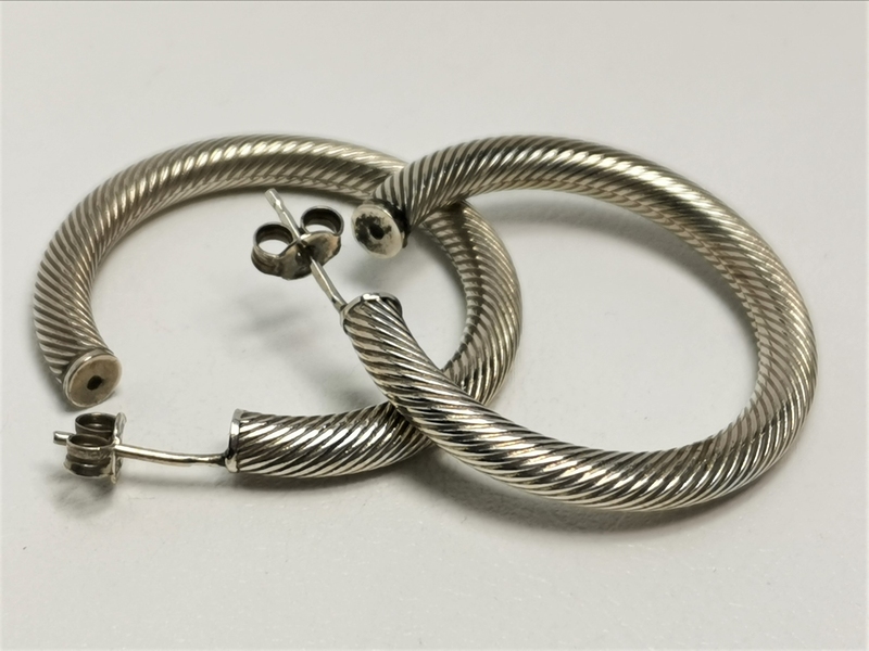 Stříbrné ozdobné kruhy na puzetu