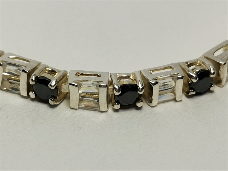 Luxusní stříbrný náramek zdobený broušenými bílými a černými kameny