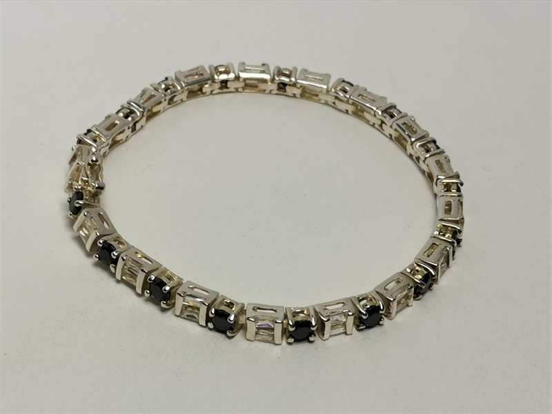 Luxusní stříbrný náramek zdobený broušenými bílými a černými kameny