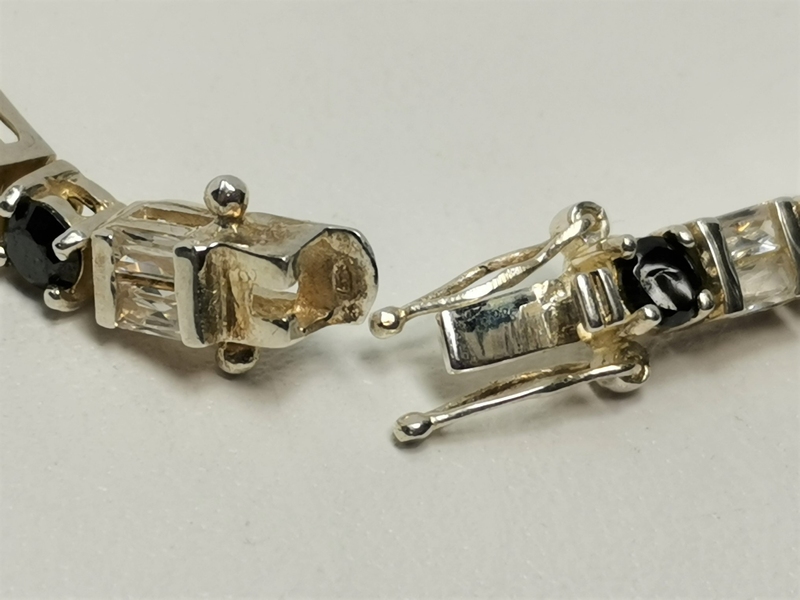 Luxusní stříbrný náramek zdobený broušenými bílými a černými kameny