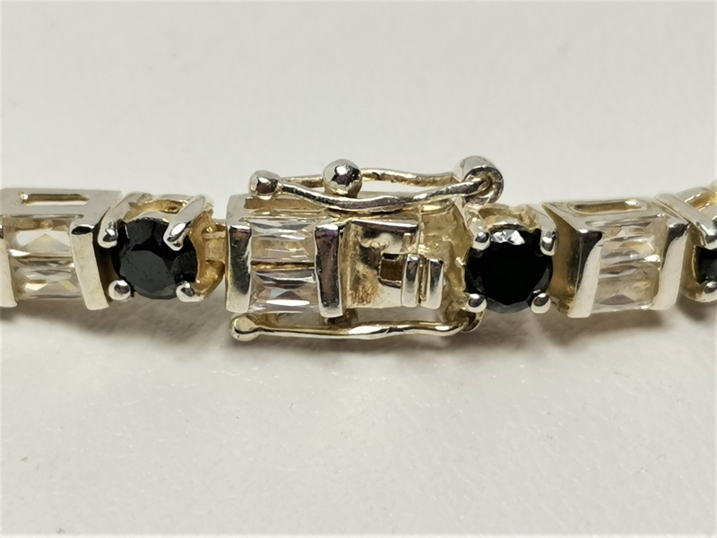 Luxusní stříbrný náramek zdobený broušenými bílými a černými kameny