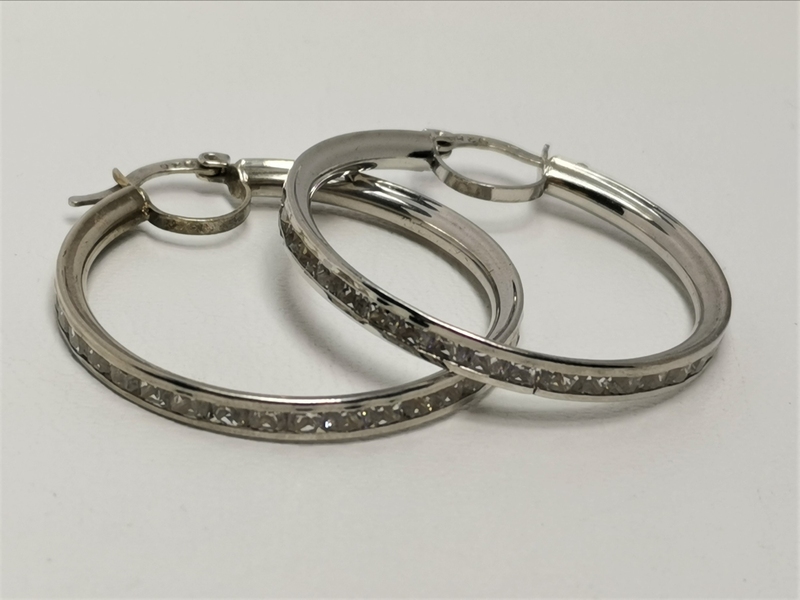 Luxusní zlaté naušnice z bílého zlata, zdobené bílými zirkony