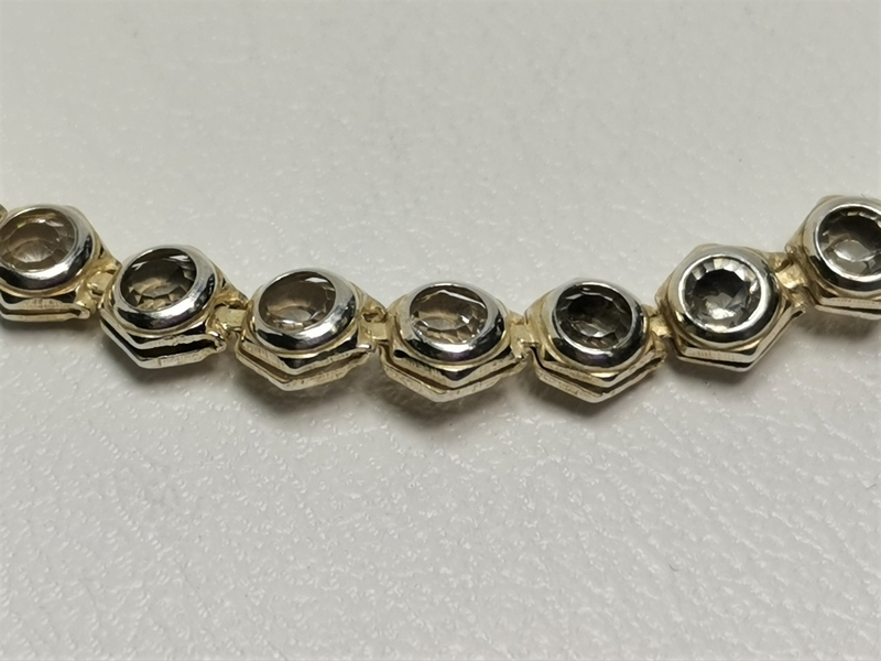 Stříbrný náhrdelník s bílými kameny