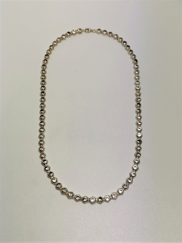 Stříbrný náhrdelník s bílými kameny