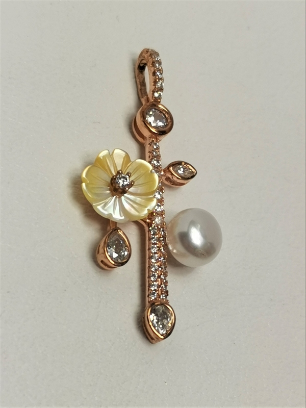 Stříbrný přívěs červeně zlacený