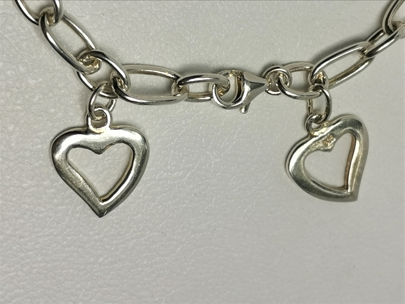 Stříbrný náramek se srdíčky
