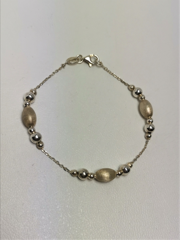 Stříbrný náramek ozdobný