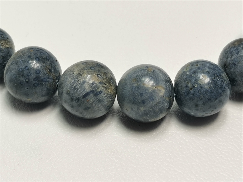 Náhrdelník z leštěných kuliček modrého korálu