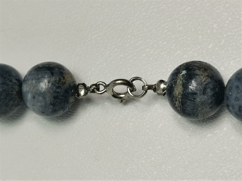 Náhrdelník z leštěných kuliček modrého korálu