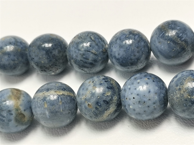 Náhrdelník z leštěných kuliček modrého korálu