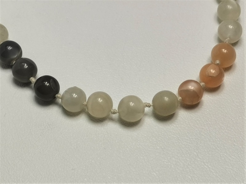 Náhrdelník z měsíčního kamene