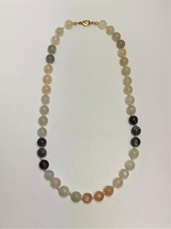 Náhrdelník z měsíčního kamene